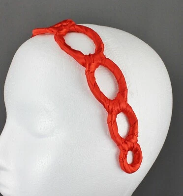 Tela envuelta en satén rojo 1 3/8" ancho diadema eslabón de cadena ovalado patrón recortado Foto 1 de 4