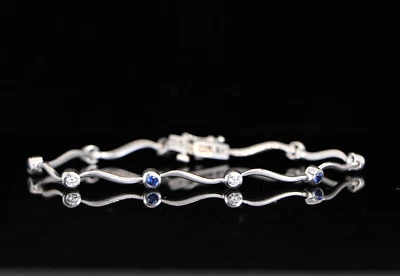 Brazalete de eslabones ondulados tenis diamantes zafiro azul bisel redondo de oro blanco de 14K Foto 1 de 4