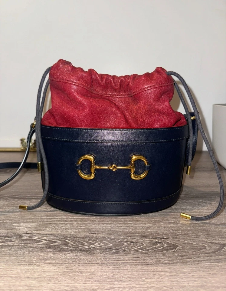 $2,100 Nuevo Bolso Cubo GUCCI Piel de becerro Horsebit 1955 Cordón Rojo Cereza Azul Foto 1 de 4