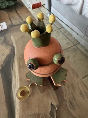 Kleiner Froschkönig aus Keramik - Bild 1 von 4