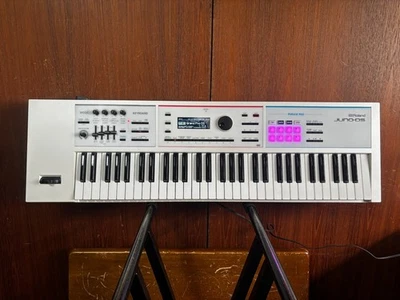 Roland JUNO-DS 61 61-Tasten Synthesizer Special Edition weiß mit Gigbag... - Bild 1 von 4