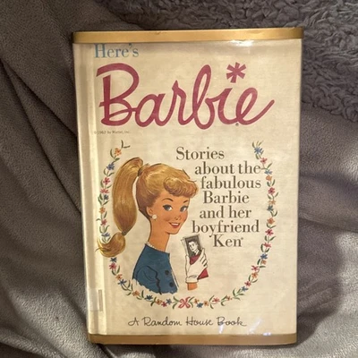 Vintage Barbie Book W/ Cover “HERE’s BARBIE” Foto 1 de 4