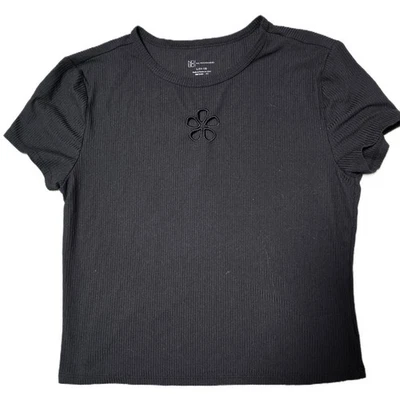 Top corto No Boundaries negro acanalado con recorte de flores manga corta para mujer (E) Foto 1 de 4