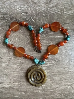 Collar de piedra con cuentas de cornalina y vidrio hecho a mano, natural, con rosa tallada Foto 1 de 4