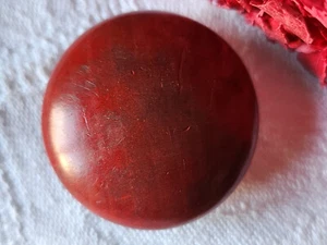 Gros bouton ancien en bois rouge bombé 3,3 cm pied D10T - Picture 1 of 4