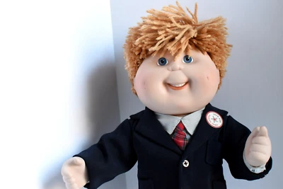 ¡VOTA CHARLES HENRY! Muñeca de porcelana Cabbage Patch Kids 1997 con soporte Foto 1 de 4