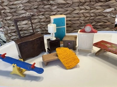 复古塑料娃娃屋家具梳妆台长椅床头柜灯壁炉钟 + — 第 1/4 张图片