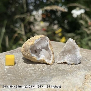 Cracked quartz geode - authentic spiritual healing crystal mineral stone - Picture 1 of 2