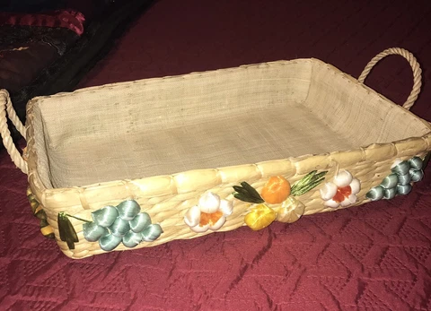 Vintage Woven Raffia Straw Casserole Basket Tray Flowers & Fruit Kitsch Storage Cover