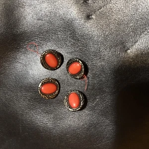 Juego de botones vintage de coral rojo con respaldo de bronce/latón - Imagen 1 de 2