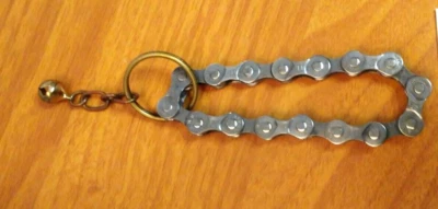 Llavero cadena bicicleta juguete inquieto upcycled hecho a mano con campana pequeña Foto 1 de 4