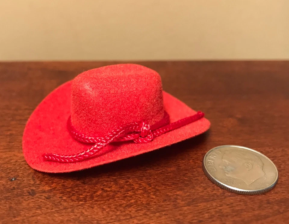 SOMBRERO DE VAQUERO ROJO para ALGUNAS muñecas a escala 1:9 y otras ¡VER MEDIDAS DE APERTURA DE CABEZA! Foto 1 de 1
