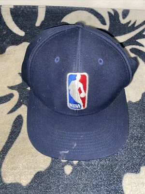 NBA 标志阿迪达斯 Snapback 裁判帽球场帽杰里·韦斯特标志官方 — 第 1/4 张图片