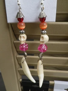 Halloween Motiv Ohrringe S/S Drähte Wolfszahn rosa rot Edelstein Totenkopf baumelt - Bild 1 von 3