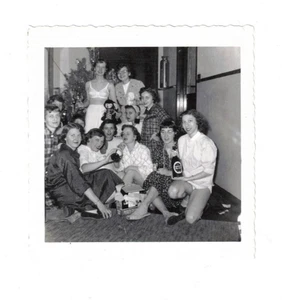 Foto instantánea de colección años 50 mujeres jóvenes borrachas bebiendo Navidad pijama fiesta - Imagen 1 de 2