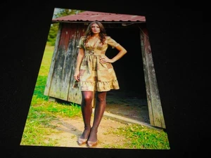 SCHÖNES BRÜNETTES MODEL POSIERT IN HELLBRAUNEM KLEID MIT SCHWARZER STRUMPFHOSE FOTO - Bild 1 von 1