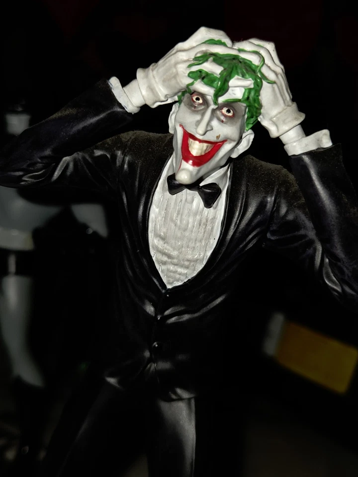 Figura de exhibición de edición limitada DC Direct Joker Statue #1478/5000 Foto 1 de 4