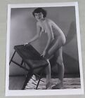 Erotik Akt Vintage Repro Foto -  nackte Frau beim M&#246;bel verr&#252;cken (70)   /S138