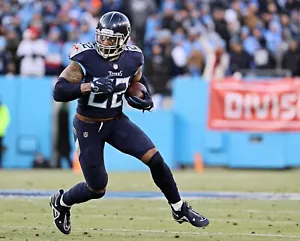 Foto de fútbol americano de Derrick Henry corriendo en el campo de los Tennessee Titans 8x10 de la NFL - Imagen 1 de 1