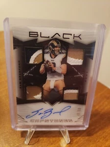 2024 Panini Black Sam Bradford Capstones su Card Auto /50 - Foto 1 di 2