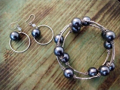 Precioso y Elegante Titanio Azul Vidrio Cuentas Envolvente Pulsera y Pendientes ~Juego Foto 1 de 4