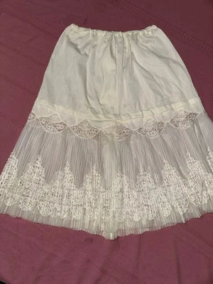 DE COLECCIÓN BLANCO SATINADO FESTONEADO ENCAJE DOBLADILLO FALDA SIN CORDONES LENCERÍA GRANNYCORE FAIRYCORE Foto 1 de 4