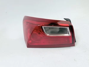Luz trasera exterior izquierda Chevrolet Malibu 2016-2024 84516375 OEM - Imagen 1 de 10
