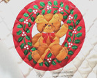Vintage lata 80. Bożonarodzeniowy bawełniany pikowany panel z tkaniny Mały miś w wieńcu