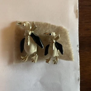 Vintage Pair Black/White Enamel Penguin Pins - Picture 1 of 12