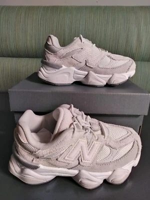 New Balance 9060 - Niños Talla 9 - Gris/Plateado - Totalmente Nuevo en Caja - Zapatilla Niñas Foto 1 de 4