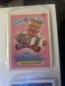 1987 Topps Garbage Pail Kids Serie 9 Karte #352b Turned-On Ron Sticker - Bild 1 von 3