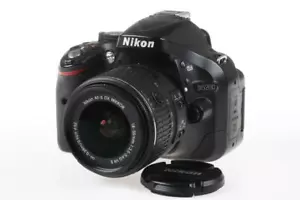 NIKON D5200 mit AF-S DX 18-55mm f/3,5-5,6 G VR II - SNr: 4615002 - Bild 1 von 7