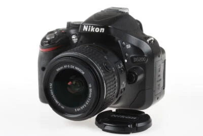 NIKON D5200 mit AF-S DX 18-55mm f/3,5-5,6 G VR II - SNr: 4615002 - Bild 1 von 4