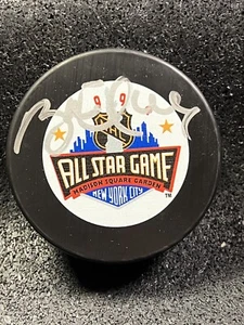 BRETT HULL Signed 1994 New York MSG All-Star Game Official Puck Beckett Auto - Picture 1 of 2