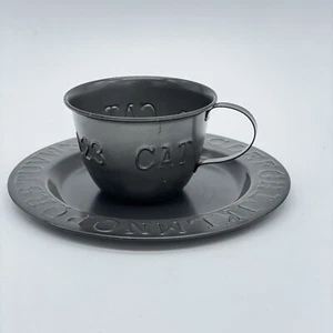 Taza y platillo infantil gato ABC metal reproducción popular primitiva decoración - Imagen 1 de 12