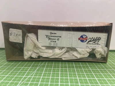 Roundhouse MDC #3127 Schlitz Beer 36' Truss-Rod Wood Reefer #3748 Kit H.O NIB - Image 1 of 3