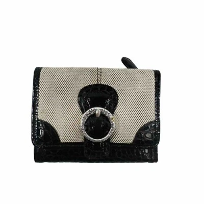 Cartera triple de lona Brighton y cuero marrón cocodrilo en relieve con acento de hebilla Foto 1 de 4