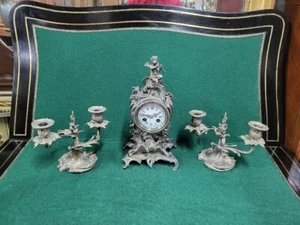 HORLOGE PENDULE EN BRONZE ARGENTE AVEC 2 CHANDELIERS - Picture 1 of 24