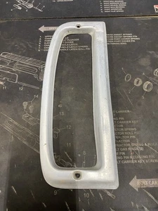 Ford F100 F250 F350 1967-72 67-72 izquierda L luz trasera del conductor bisel 2 orificios usado - Imagen 1 de 8