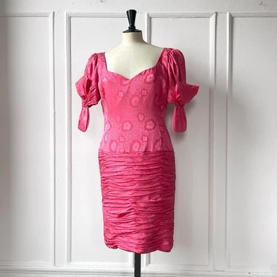 80 年代复古丝绸提花褶皱派对鸡尾酒礼服蝴蝶结袖 Barbiecore 粉红色  — 第 1/4 张图片