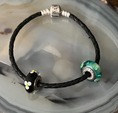 PULSERA DE CUERO PANDORA NEGRA Ale 925 Con 2 Dijes de Cristal Pandora 925 Ale Foto 1 de 4