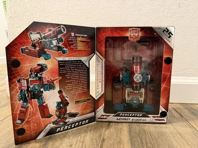 Hasbro Transformers Perceptor G1 25 Aniversario Juguetes R Us TRU Caja Abierta Dañada Foto 1 de 4