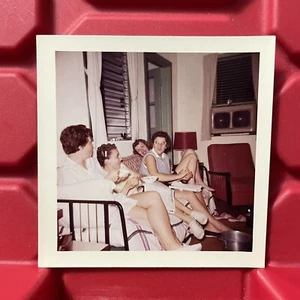 Fotografía vintage de mujer sentada para pasar el rato 3 3/8 x 3 3/8 años 50 - Imagen 1 de 2