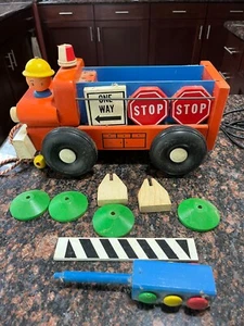 Vintage PlaySkool Road Crew Holz LKW mit Figur und viel Zubehör abgebildet - Bild 1 von 4