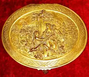 BOÎTE À BIJOUX. MÉTAL FINALEMENT DORÉ. SUIVANT MODÈLES ROCOCÓ. FRANCE XIX - Foto 1 di 2