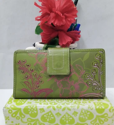 Cartera plegable de cuero verde fósil floral con ventana de identificación de tarjeta de crédito Foto 1 de 4