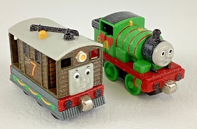 Thomas & Friends Take Along Holiday Toby Percy trem fundido magnético Mattel - Imagem 1 de 4