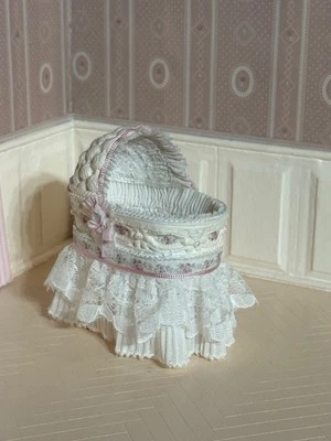 Cuna pequeña victoriana hecha artesanalmente para casa de muñecas 1:12 Foto 1 de 4