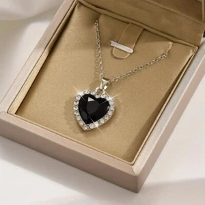 Heart-Shaped Pendant Necklace - Black - Picture 1 of 3