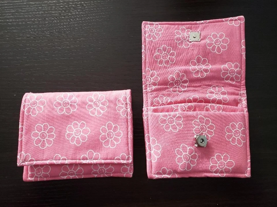 Cartera, hecha a mano, rosa con margaritas blancas Foto 1 de 1